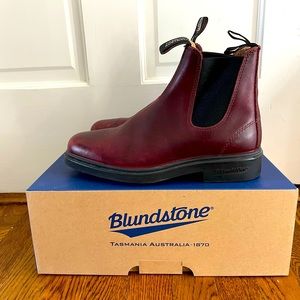 Authentic Blundstones, Dress Ankle Chelsea boots in Chestnut. Women’s size 9.5.